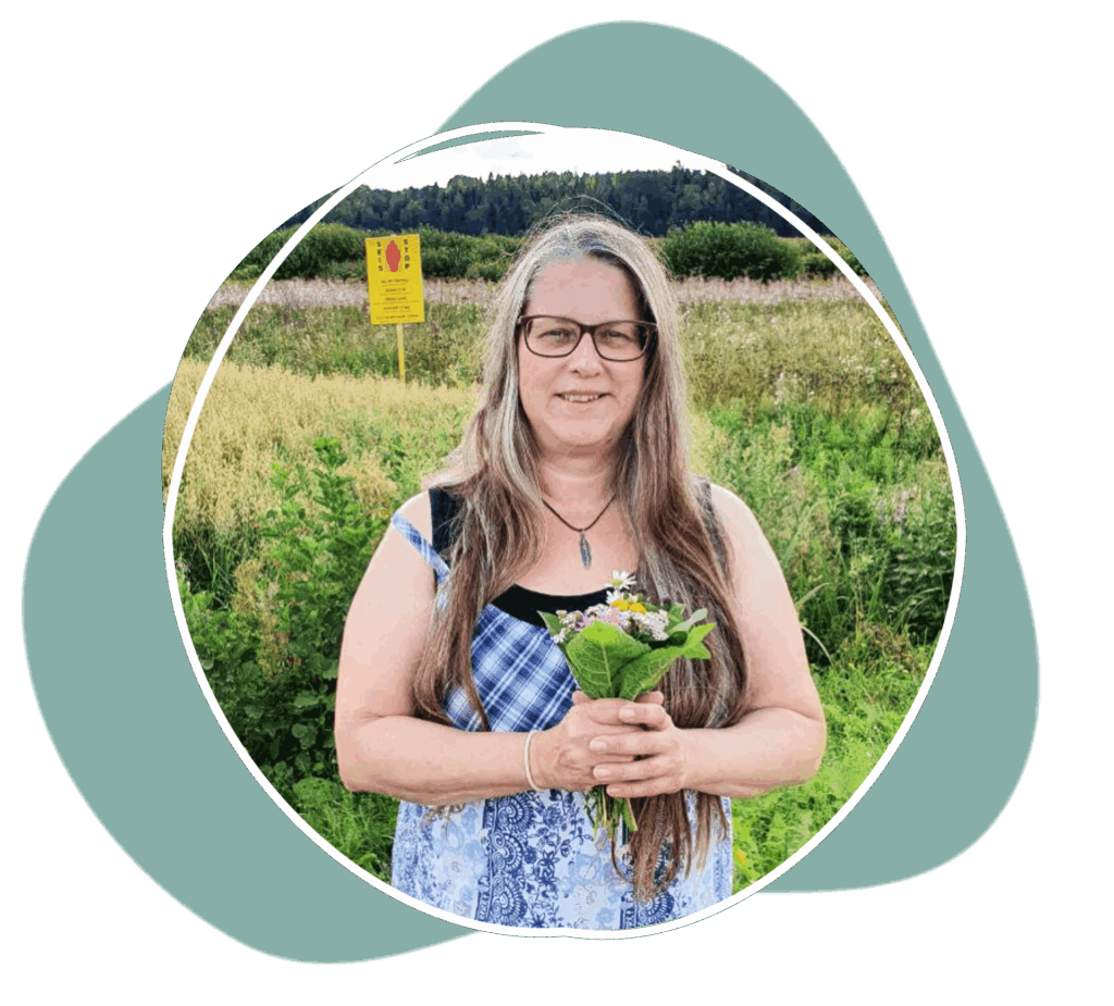 Anjola auf der Kräuterwanderung