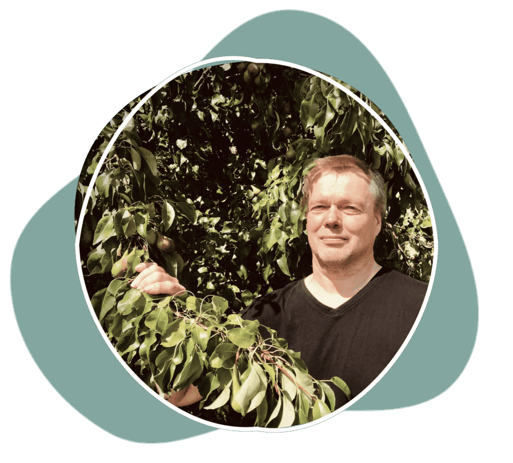 Gerd Thormählen in seinem Obstgarten unterm Birnenbaum